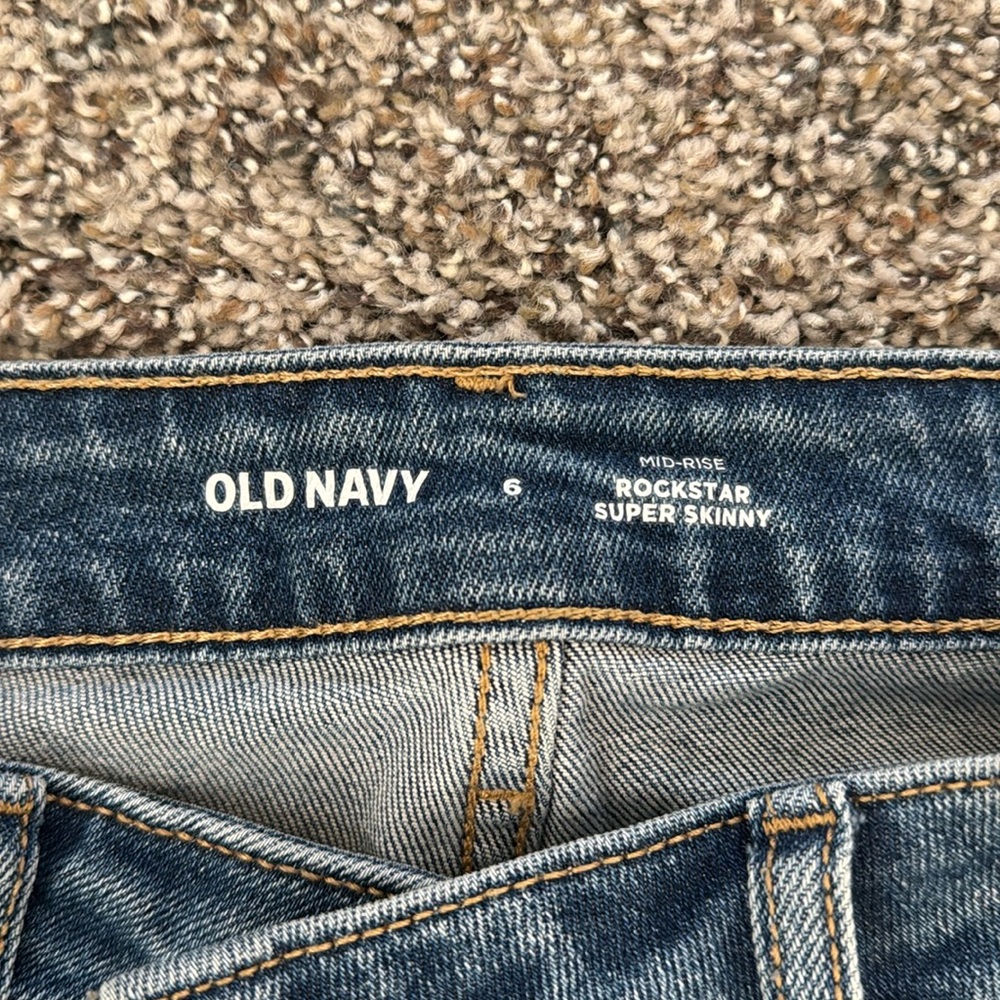 Size 6 Old Navy mid rise rockstar super skinny jeans